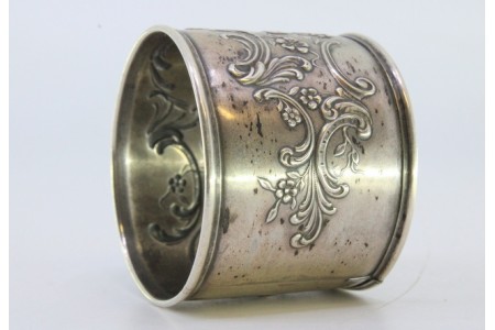  Argola de guardanapo em prata com motivos florais relevados envolvendo cartela para monograma.